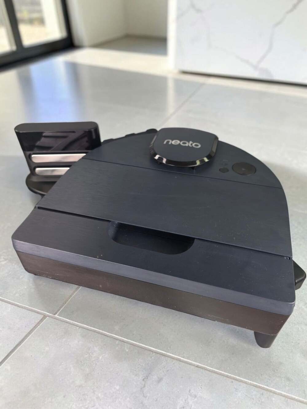 Neato D8 Intelligent Robot Vacuum Cleaner in Black